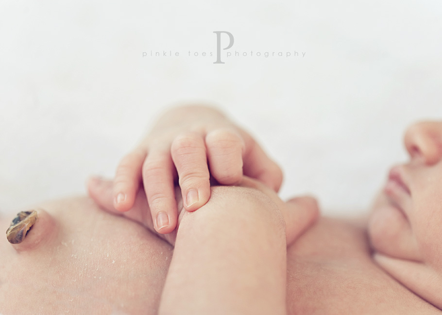 hands_austin_newborn_photographer.jpg